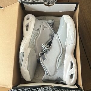 Jordan Max Aura 4 (GS) cool grey/wolf grey & white size 5.5Y